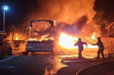VELIKI POŽAR U KOVAČICI: Izgorelo nekoliko autobusa - ogromna materijalna šteta (FOTO)