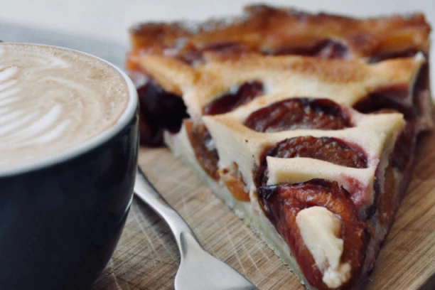 AUSTRIJSKI KOLAČ SA ŠLJIVAMA: Pravo je vreme za slatki užitak!