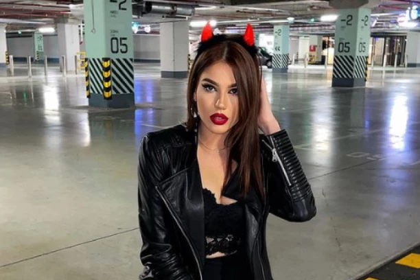 PRIVATNA FOTKE UNE ČOLIĆ IZ KUPATILA: Čolina ćerka U ČIPKI, grudi mame na greh!