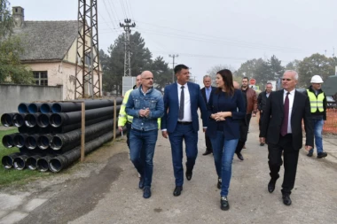 Vujović u obilasku radova na izgradnji kanalizacione mreže u opštini Pećinci