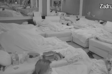 NIKAD VRELIJA AKCIJA: Maja i Bilal se prepustili strastima ispod pokrivača, odzvanjali zidovi u spavaćoj sobi! (VIDEO)