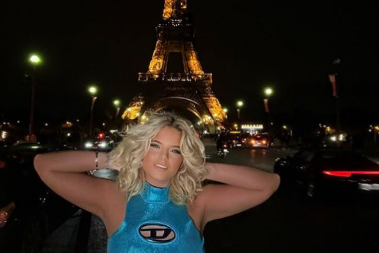 Apolonia pozira ispred Ajfelovog tornja