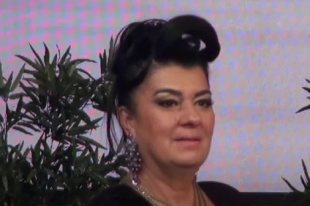 TUGA U DOMU SAŠKE KARAN: Pevačica zavijena u crno, izgubila člana porodice! (FOTO)