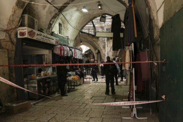 IMA SAMO 16 GODINA! OVO JE MLADIĆ KOJI JE IZVEO TERORISTIČKI NAPAD U JERUSALIMU! Mesarskim nožem hteo da napravi MASAKR - metak ga je samo pokosio!