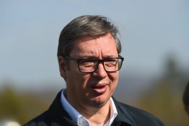 PANJ UMESTO STOLA, CIGLA KAO POLICA, ŠERPA JE SAKSIJA! Predsednik Vučić objavio fotografiju iz sela Topli Do: Čuva dušu starog srpskog ognjišta (FOTO)