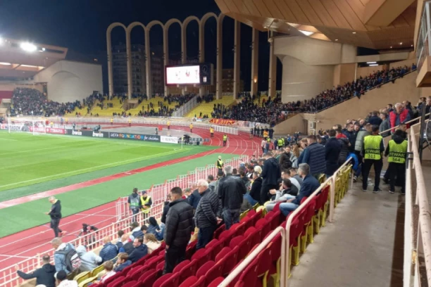 Luj drugi je CEO, CRVENO-BEO! Delegacija sa Terzićem na čelu stigla na stadion, tu su i košarkaši Zvezde! (VIDEO)