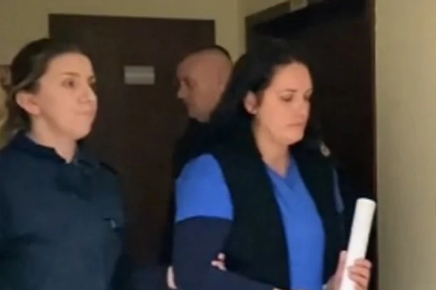 SAD IM NIŠTA NIJE SMEŠNO! Nasilnice  IZ STARAČKOG DOMA izašle pred sud! Pokunjene, sa lisicima na rukama gledaju u pod! (VIDEO)