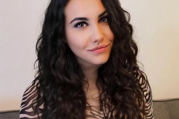 SNIMA ODNOSE S DEČKOM I OBJAVLJUJE NA INTERNETU, DNEVNO IMA I PO 12 VRHUNACA! Šokantna ispovest Nemice o nezasitom libidu! (FOTO)