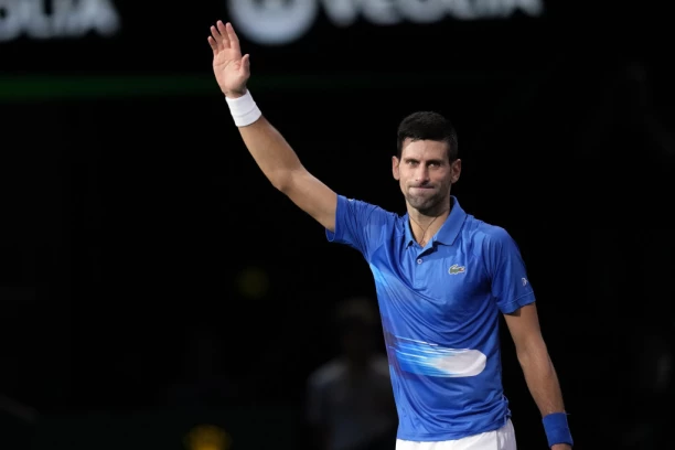 PARIZ SE POKLONIO MOĆNOM NOVAKU! Furiozni Đoković očitao LEKCIJU Italijanu i na DOMINANTAN NAČIN stigao do polufinala! (VIDEO)