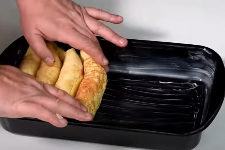 Priprema palačinaka u plehu