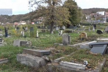 TEROR NAD SRBIMA NA ZADUŠNICE! Kosovski Albanci u Južnoj Mitrovici uništili grobove, narod u suzama pali sveće najmilijima! (VIDEO)