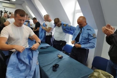 VIŠE NISU IMALI KUD! Srpski policajci skinuli unifrome (FOTO,VIDEO)