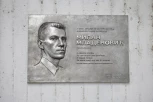 NA ZGRADI U KOJOJ JE NEKADA STANOVAO OTKRIVENA SPOMEN PLOČA POSVEĆENA MILANU MLADENOVIĆU