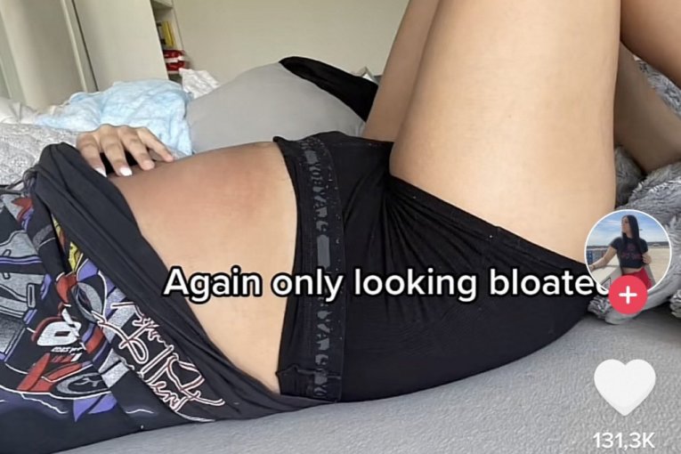 NIki Salazar leži i pokazuje stomak