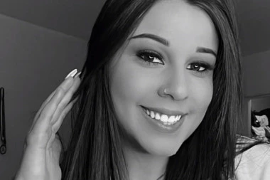 DA LI JE OVO NAJMANJI TRUDNIČKI STOMAK KOJI STE IKADA VIDELI? Pogledajte kako je devojka izgledala samo par dana pred porođaj! (FOTO)