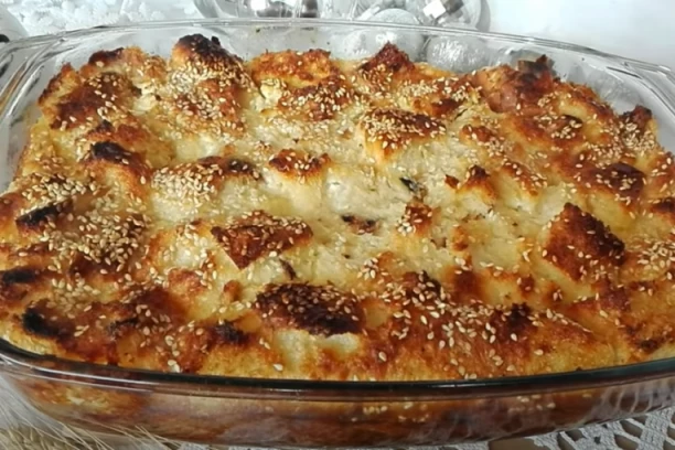 SVE SASTOJKE VEĆ IMATE U FRIŽIDERU: Slasna pita od hleba i sira