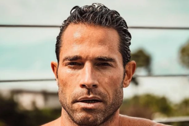 SVE SRPKINJE SU GA OBOŽAVALE, A SADA JOŠ BOLJE IZGLEDA: Hektor je bio ZAVODNIK, ušao je u petu deceniju i još uvek je sa njom u vezi (FOTO)