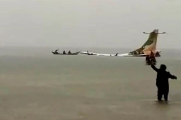 SRUŠIO SE AVION U JEZERO VIKTORIJA: 26 ljudi spaseno, a ovo je mogući razlog pada letelice (VIDEO)