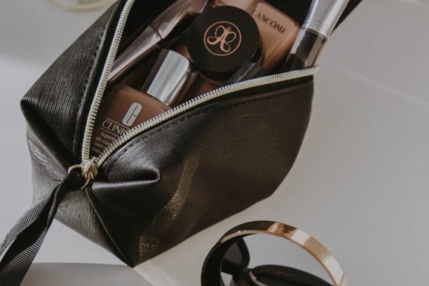 ZNATE LI ČEMU SLUŽE KESICE KOJE DOBIJATE UZ TORBU? Na poseban način čuvaju šminku!