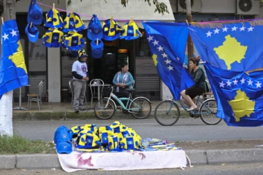 DOŠLI DA PROVOCIRAJU SRBE! Albanci hoće da izazovu nerede: Doneli zastave lažne države!