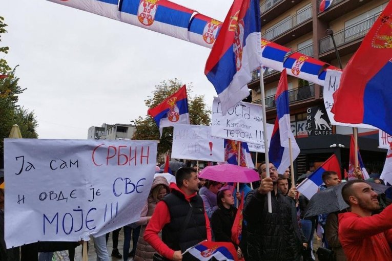 (FOTO, VIDEO) ZAVRŠEN VELIKI NARODNI SKUP U SEVERNOM DELU KOSOVSKE MITROVICE! Gradom se vijorile srpske zastave!