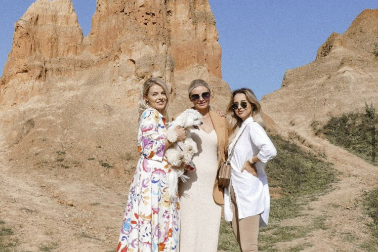 Sestre Ramović sa majkom