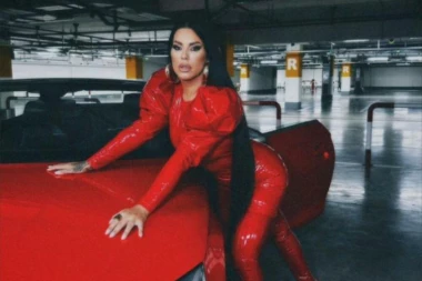 SEKU ALEKSIĆ ZVEKNU MIKROFON PO LICU: Pevačica doživela peh na nastupu, pojavio se snimak!