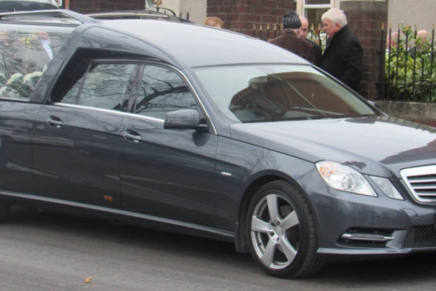 MLADENCI STIGLI NA SVADBU U MRTVAČKIM KOLIMA: Svatovi PRESTRAVLJENI ovim užasom, sve je krenulo zbog OVE bizarnosti!