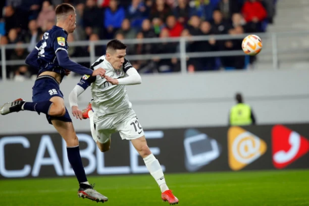 NA MARAKANI BESNI: Sudije pogurale Partizan do pobede!