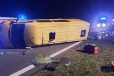 VOZAČ KOMBIJA ULETEO U MASU, UBIJENO SEDMORO LJUDI! Cika, vriska i krv po putu sablaznili naciju