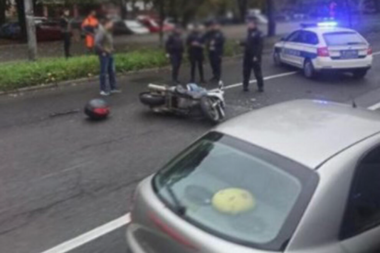 TEŠKA NESREĆA U ŠAPCU! Motociklista sa teškim povredama prevezen u bolnicu!