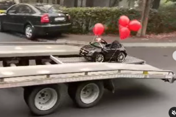 A OD KUMA MEČKA KABRIOLET I TO SA MAŠNICOM! Srbija oduševljena poklonom koji je jedan Beograđanin kupio svom kumčetu, a još više načinom kako ga je isporučio! (VIDEO)