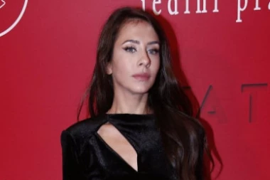 IVANA DUDIĆ PONOVO ZAPALILA MREŽE! Digla NOGU dok se vozila, reakcija njene drugarice je HIT: Sa kim se ja družim...