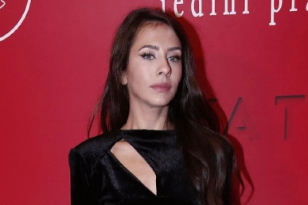 IVANA DUDIĆ PONOVO ZAPALILA MREŽE! Digla NOGU dok se vozila, reakcija njene drugarice je HIT: Sa kim se ja družim...