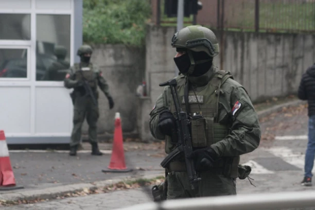 INCIDENT PRED NASTAVAK SUĐENJA VELJI NEVOLJI! Muškarac pokušao kolima na silu da prođe sudu! (FOTO GALERIJA)