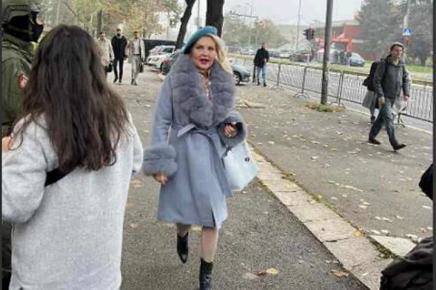 ADVOKATICA MARKA MESARA KAO DA JE KRENULA NA REVIJU, A NE NA SUĐENJE! Utonula u brendiranu garderobu, a na licu "brdo" šminke!