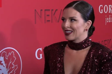 ZAŠTO ANA SEDI SAMA?! Pevačica objavila fotku sa zimovanja, pljušte komentari! (FOTO)