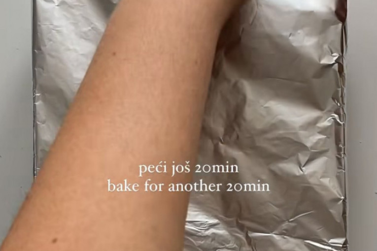 Peći ručak sa folijom preko