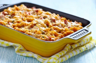 RECEPT KOJI ĆE RAZBESNETI ITALIJANE: Zapečena pasta sa piletinom (FOTO)