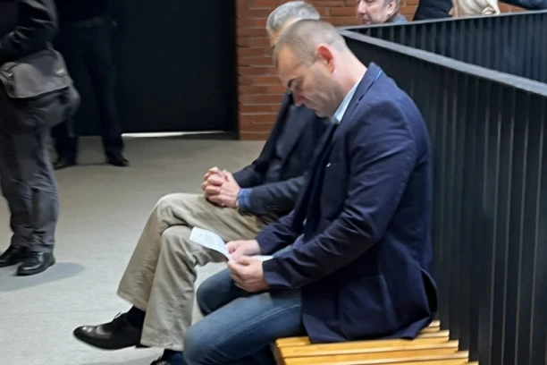 PAPIĆ TEK ZA 4 MESECA PONOVO NA OPTUŽENIČKOJ KLUPI: Odloženo suđenje bivšim funkcionerima SBPOK za saradnju sa kriminalnim klanom