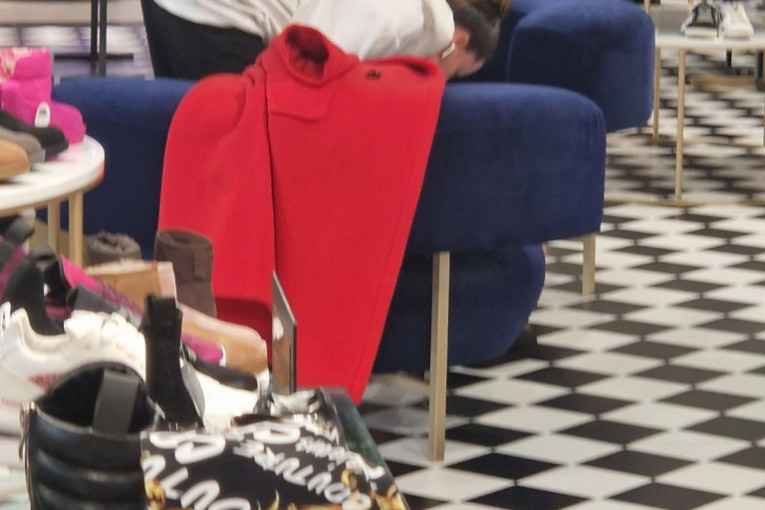 Sara Jo kupuje čizme