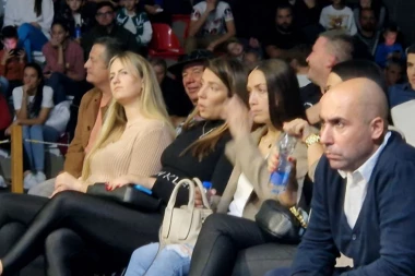 MILENA ĆERANIĆ BODRILA OVOG MUŠKARACA NA BOKSERSKOM MEČU: Pevačica pomno pratila svaki njegov koraK, a evo o kome je reč! (VIDEO)