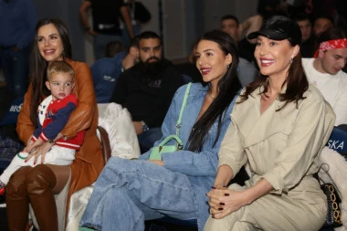 EMOTIVAN PRIZOR NA VELJKOVOM MEČU: Ceca, Anastasija i Bogdana zajedno bodre Ražnatovića, otkrile koliko su uzbuđene! (VIDEO)