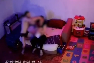(UZNEMIRUJUĆ SNIMAK) STRAVIČAN SLUČAJ NASILJA! Muškarac tuče ženu dok ona drži bebu u rukama!
