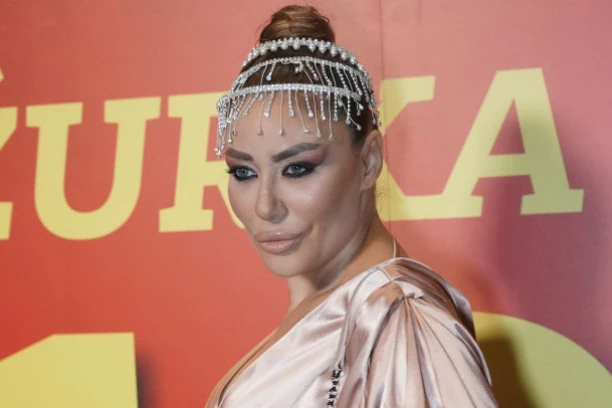 ANU NIKOLIĆ VODE NA KLINIKU! Pevačica na udaru fanova, tvrdi da je ZLOSTAVLJAJU po mrežama: Debela, pijana narkomanko! (FOTO)