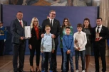 VI I VAŠE PORODICE SIMBOLIZUJETE OPSTANAK NAŠEG NARODA NA KOSOVU I METOHIJI! Dirljive reči predsednika nakon odlikovanja Đurića i Filipovića! (FOTO)