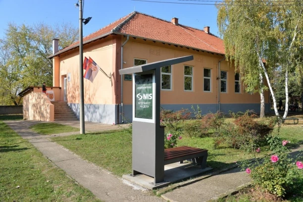 NOVE SOLARNE LAMPE I PAMETNE KLUPE: Uz podršku NIS-a modernizovana školska dvorišta u Požarevcu (FOTO)