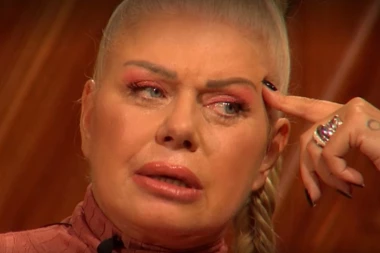 ZORANA PAVIĆ DOŽIVELA SAOBRAĆAJKU: Pevačica sletela sa puta, vozilo naletelo na nju!