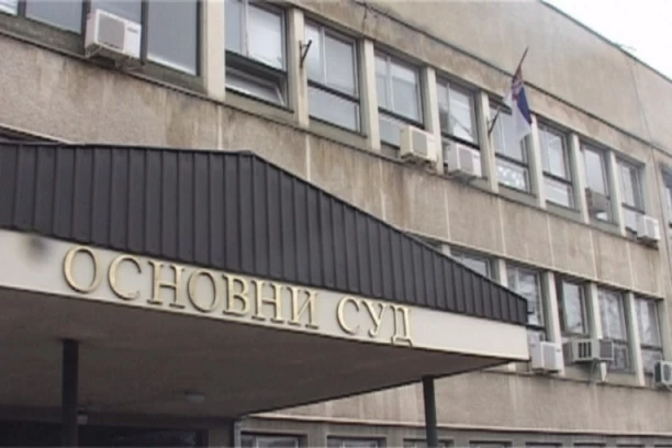 NAPISALA IM DA SU KLOŠARI, PA POPILA TUŽBU! Bizaran slučaj pred sudom u Čačku: Vređali se na Viber grupi, sad im preti kazna od 200.000 dinara!