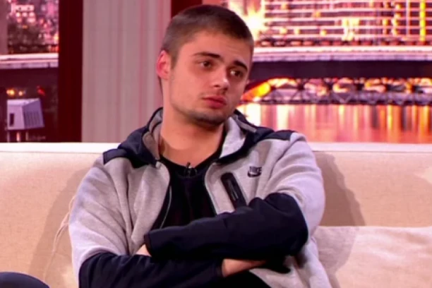 NAŠ POZNATI PEVAČ PRIZNAO UŽIVO U EMISIJI DA SE DROGIRA: Sa 19 godina bio u zatvoru, javnost u šoku!